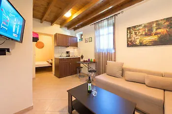 3 Charites Old Town Apartment